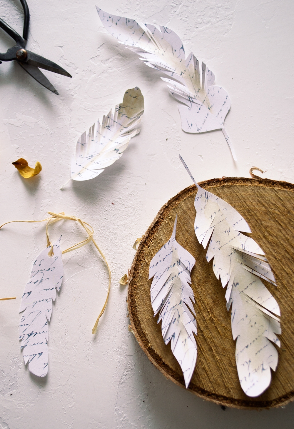 DIY French Script Paper Feathers Project Free Printable DIY French Script Paper Feathers Project Free Printable